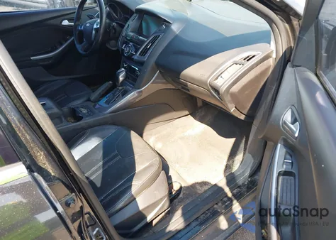 2014 Ford Focus Titanium z USA, uszkodzony, nr VIN 1FADP3J21EL240460